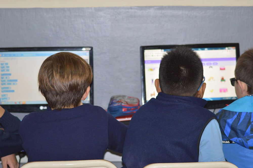 Alumnos en clase de informática